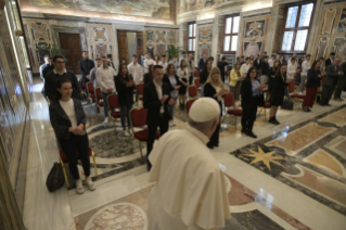 0-A un grupo de dirigentes y estudiantes del Instituto "Ambrosoli" de Codogno, Italia