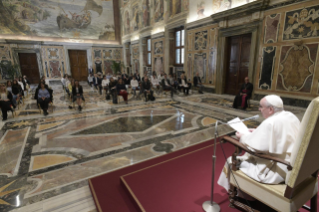 6-A un grupo de dirigentes y estudiantes del Instituto "Ambrosoli" de Codogno, Italia