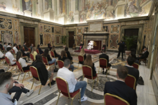 4-A un grupo de dirigentes y estudiantes del Instituto "Ambrosoli" de Codogno, Italia