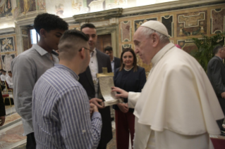 3-A un grupo de dirigentes y estudiantes del Instituto "Ambrosoli" de Codogno, Italia