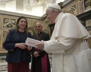 5-A un grupo de dirigentes y estudiantes del Instituto "Ambrosoli" de Codogno, Italia