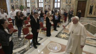 8-A un grupo de dirigentes y estudiantes del Instituto "Ambrosoli" de Codogno, Italia