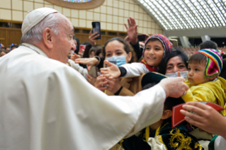 10-Aux délégations qui ont offert la chrèche et le sapin de Noël de la Place Saint-Pierre et de la salle Paul VI 