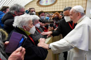 7-Alle Delegazioni che donano l'Albero di Natale e il Presepio in Piazza San Pietro e nell'Aula Paolo VI