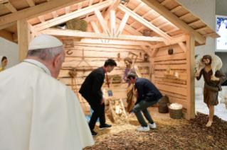 17-Aux délégations qui ont offert la chrèche et le sapin de Noël de la Place Saint-Pierre et de la salle Paul VI 