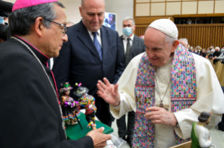 16-Aux délégations qui ont offert la chrèche et le sapin de Noël de la Place Saint-Pierre et de la salle Paul VI 