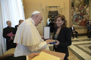 7-Conferimento delle Insegne di Cavaliere e Dama di Gran Croce dell’Ordine Piano al Sig. Philip Pullella e alla Sig.ra Valentina Alazraki