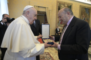 8-Presentation of an award to Ms. Alazraki and Mr. Pullella, in the presence of journalists accredited to the Holy See Press Office