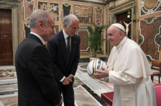 4-A una delegación de la Federación Italiana de Baloncesto