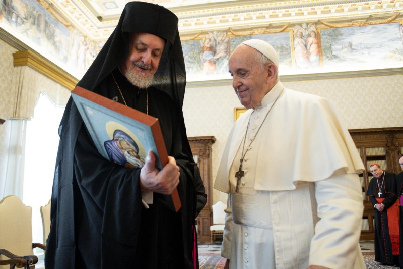 Intercambio de regalos entre ambos líderes religiosos
