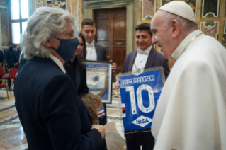 2-Saludo del Santo Padre a los directivos y futbolistas del Sampdoria