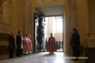 4-Außerordentliches Jubiläum der Barmherzigkeit: Heilige Messe und Öffnung der Heiligen Pforte in der Basilika St. Johann im Lateran 