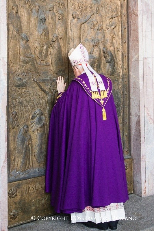 Apertura de la Puerta Santa de la Basílica de San Pablo Extramuros -  Actividades del Santo Padre Francisco | Vatican.va