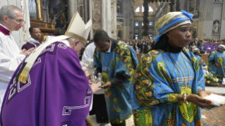 5-Celebración eucarística con el rito zaireño presidida por el Santo Padre Francisco con ocasión del 25 aniversario de la Capellanía católica congoleña de Roma