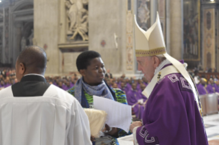 12-Celebración eucarística con el rito zaireño presidida por el Santo Padre Francisco con ocasión del 25 aniversario de la Capellanía católica congoleña de Roma