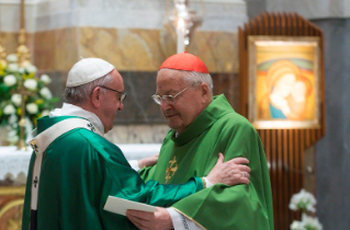 0-Concelebrazione eucaristica con i Cardinali presenti in Roma, in occasione del XXV di Ordinazione Episcopale del Santo Padre