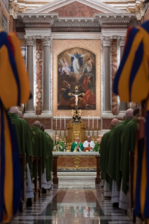 2-Concélébration eucharistique avec les Cardinaux présents à Rome, à l'occasion du XXVe anniversaire d'ordination épiscopale du Saint-Père
