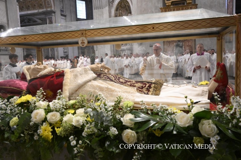 Parolin, con el cuerpo embalsamado de san Juan XXIII