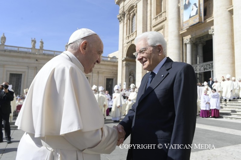 El Papa saluda al presidente Mattarella