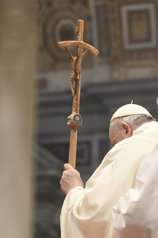 El Papa y el báculo de madera