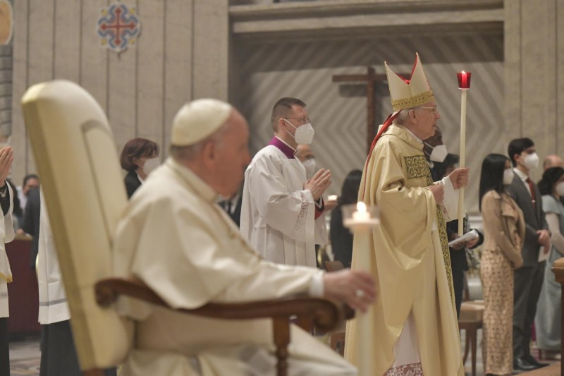 Francisco ve pasar al cardenal Re