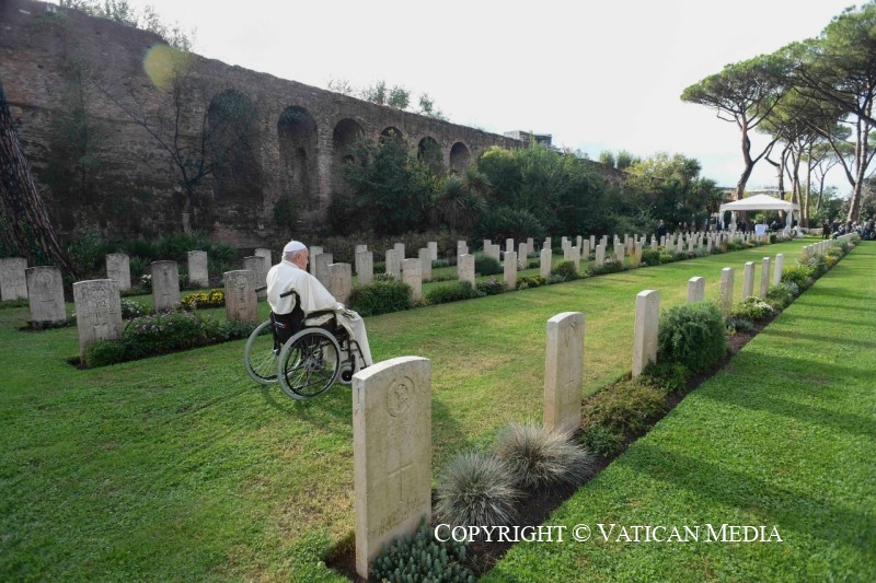 François commémore les défunts au cimetière militaire du Commonwealth Cq5dam.web.800.800