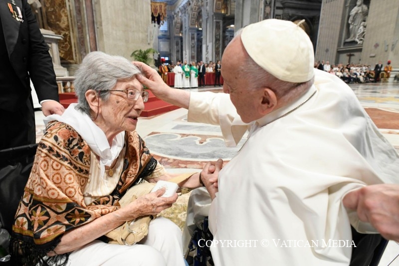 Le Pape exhorte à ralentir pour ne pas marginaliser les personnes âgées Cq5dam.web.800.800