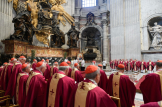 8-Seelenmesse für den verstorbenen Papst Benedikt XVI. und die Kardinäle und Bischöfe, die im Laufe des Jahres gestorben sind