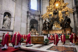 6-Seelenmesse für den verstorbenen Papst Benedikt XVI. und die Kardinäle und Bischöfe, die im Laufe des Jahres gestorben sind