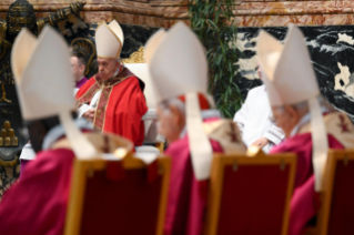 5-Seelenmesse für den verstorbenen Papst Benedikt XVI. und die Kardinäle und Bischöfe, die im Laufe des Jahres gestorben sind