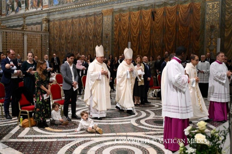 Le Pape a baptisé seize enfants dans la chapelle Sixtine Cq5dam.web.800.800