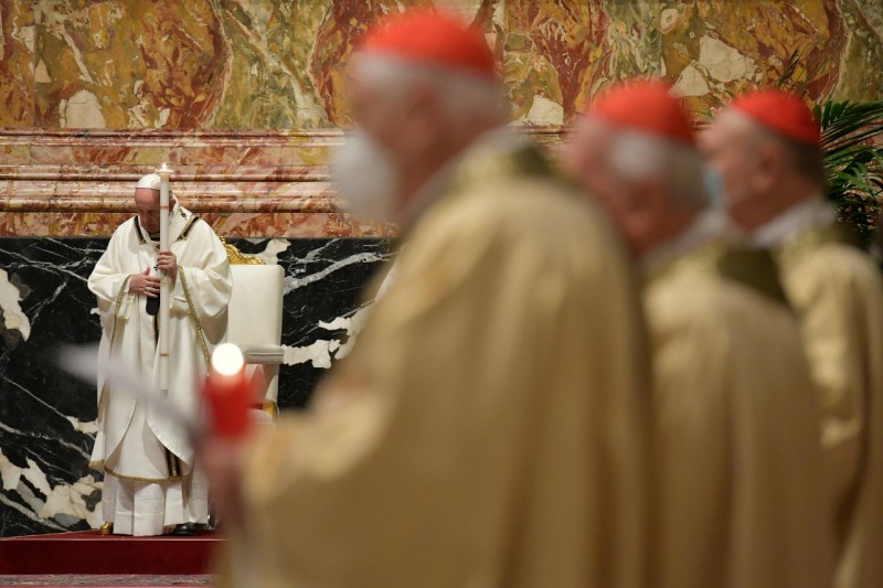 Papa y cardenales con velas