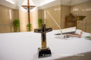 1-Misa matutina en la capilla de la Domus Sanctae Marthae: <i>Prepararse para el consuelo</i>