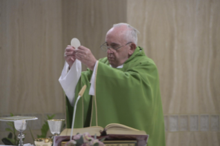 2-Meditazione quotidiana nella Cappella della Domus Sanctae Marthae: <i>La compassione atto di giustizia</i>