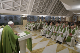 2-Misa matutina en la capilla de la Domus Sanctae Marthae: <i>El ministerio es un don, no una función</i>