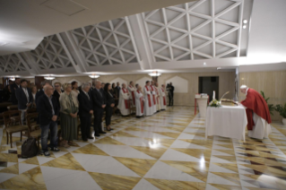 6-Misa matutina en la capilla de la Domus Sanctae Marthae: <i>La cercanía del obispo</i>