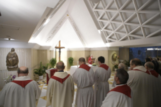 4-Misa matutina en la capilla de la Domus Sanctae Marthae: <i>La cercanía del obispo</i>