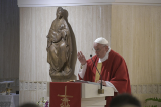 2-Misa matutina en la capilla de la Domus Sanctae Marthae: <i>La cercanía del obispo</i>