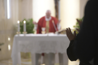 1-Misa matutina en la capilla de la Domus Sanctae Marthae: <i>La cercanía del obispo</i>