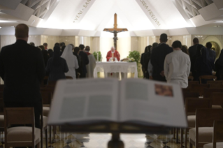 5-Misa matutina en la capilla de la Domus Sanctae Marthae: <i>La cercanía del obispo</i>