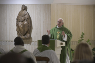 2-Misa matutina en la capilla de la Domus Sanctae Marthae: <i>La tibieza espiritual transforma nuestra vida en un cementerio</i>
