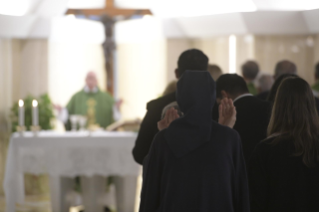 1-Misa matutina en la capilla de la Domus Sanctae Marthae: <i>La tibieza espiritual transforma nuestra vida en un cementerio</i>