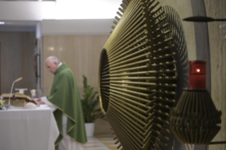 5-Misa matutina en la capilla de la Domus Sanctae Marthae: <i>La tibieza espiritual transforma nuestra vida en un cementerio</i>