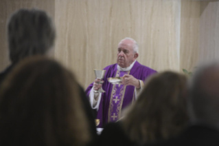 2-Meditazione quotidiana nella Cappella della Domus Sanctae Marthae: <i>Non mettiamo Dio all'angolo</i>