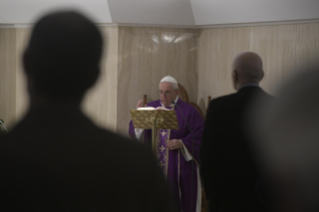 4-Meditazione quotidiana nella Cappella della Domus Sanctae Marthae: <i>Non mettiamo Dio all'angolo</i>