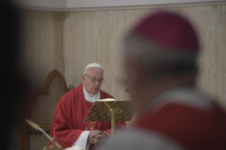 1-Misa matutina en la capilla de la Domus Sanctae Marthae: <i>En el camino de la pobreza</i>