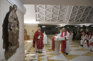 3-Misa matutina en la capilla de la Domus Sanctae Marthae: <i>En el camino de la pobreza</i>