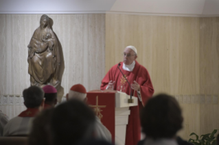 4-Misa matutina en la capilla de la Domus Sanctae Marthae: <i>En el camino de la pobreza</i>