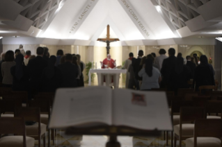6-Misa matutina en la capilla de la Domus Sanctae Marthae: <i>En el camino de la pobreza</i>