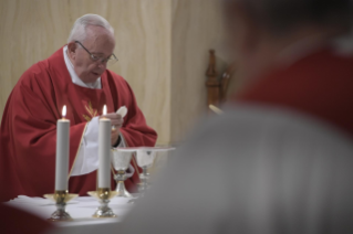 8-Misa matutina en la capilla de la Domus Sanctae Marthae: <i>En el camino de la pobreza</i>
